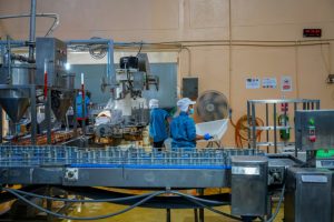 אריזה שמנצחת תחרות – למה לעבור למכונת אריזה אוטומטית?